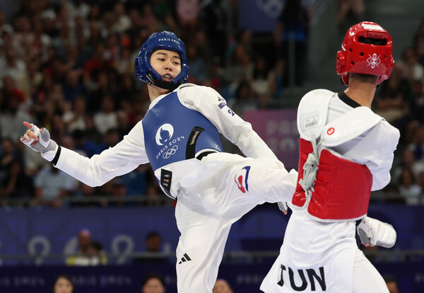 7일(현지시간) 프랑스 파리 그랑팔레 태권도경기장에서 열린 2024 파리올림픽 태권도 남자 58kg급 준결승전에서 한국 박태준이 튀니지의 모하메드 칼릴 젠두비와 경기를 펼치고 있다. /연합뉴스