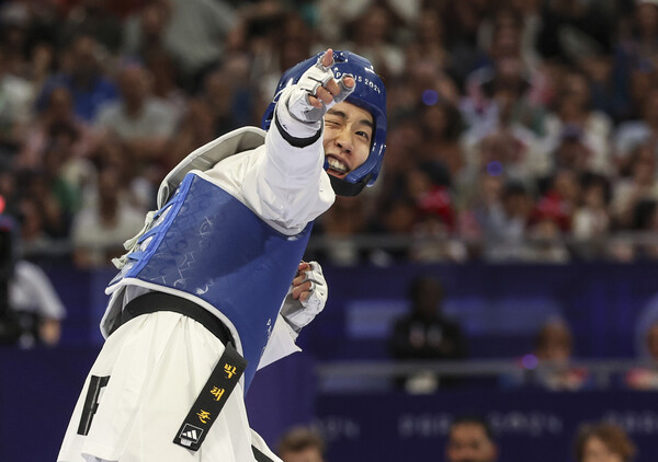 7일(현지시간) 프랑스 파리 그랑팔레 태권도경기장에서 열린 2024 파리올림픽 태권도 남자 58kg급 준결승전에서 한국 박태준이 튀니지의 모하메드 칼릴 젠두비를 꺾고 결승 진출을 확정한 뒤 환호하고 있다. /연합뉴스