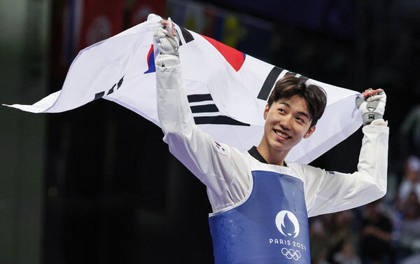 7일(현지시간) 프랑스 파리 그랑팔레 태권도경기장에서 열린 2024 파리올림픽 태권도 남자 58kg급 결승전에서 한국 박태준이 아제르바이잔의 가심 마고메도프에게 승리해 금메달을 따낸 뒤 기뻐하고 있다. /연합뉴스