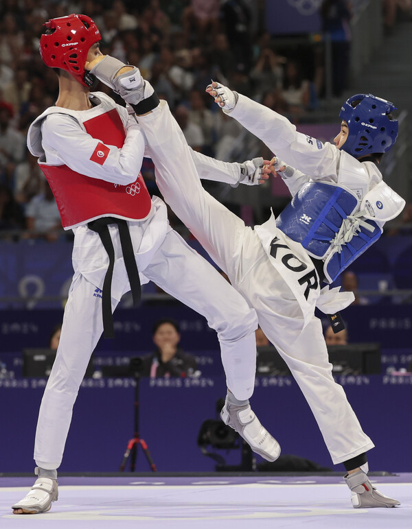 7일(현지시간) 프랑스 파리 그랑팔레 태권도경기장에서 열린 2024 파리올림픽 태권도 남자 58kg급 준결승전에서 한국 박태준이 튀니지의 모하메드 칼릴 젠두비에게 회심의 발차기를 날리고 있다. /연합뉴스