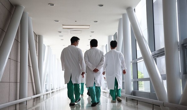 서울 시내 한 종합병원에서 의료진이 이동하고 있다./ 연합뉴스 제공