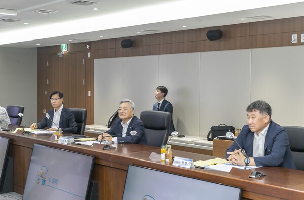 김회천 한국남동발전 사장(가운데)이 8일 한국남동발전 분당발전본부에서 열린 안전경영위원회에 참석했다. / 사진=남동발전. 