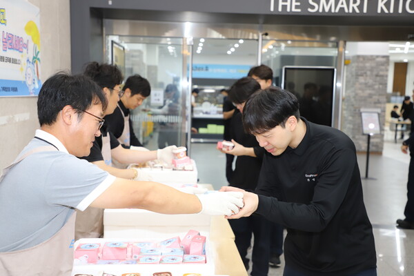 에코프로비엠 가족협의회가 포항캠퍼스 구내식당에서 점심식사를 마친 직원들에게 아이스크림을 나눠주고 있다. / 에코프로