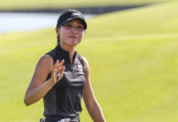 10일(현지시간) 프랑스 파리 인근 기앙쿠르의 르골프 나쇼날에서 열린 2024 파리올림픽 골프 여자 개인전 4라운드 18번홀에서 뉴질랜드의 리디아 고가 10언더파로 금메달을 획득한 뒤 감격스러운 표정으로 인사하고 있다. /연합뉴스