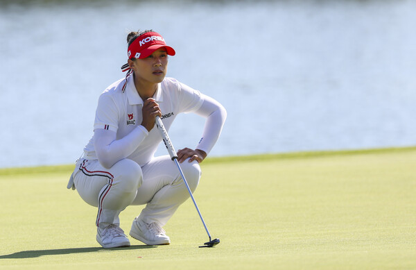 10일(현지시간) 프랑스 파리 인근 기앙쿠르의 르골프 나쇼날에서 열린 2024 파리올림픽 골프 여자 개인전 4라운드 18번홀에서 한국의 양희영이 신중하게 퍼팅 그린을 읽고 있다. /연합뉴스