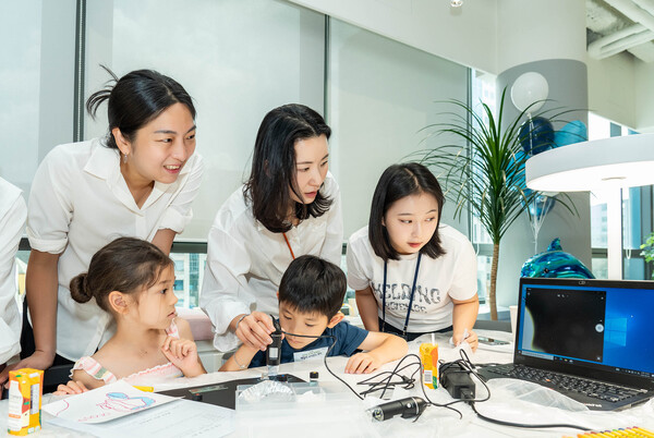 한국애브비 임직원과 자녀들이 ‘제14회 패밀리 사이언스데이’에 참여하고 있다./한국애브비 제공