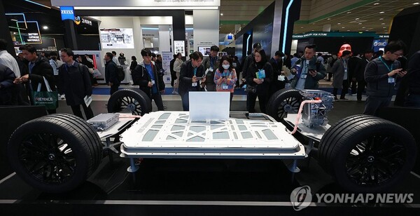 전기차 화재가 연이어 발생한 가운데 K배터리 기업들이 배터리 안전성 확보와 열폭주 예방 기술 고도화에 집중하며 전기차 소비자들의 불안감을 털어내기 위해 노력하고 있다. / 연합뉴스