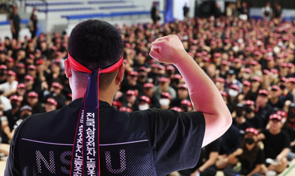 22일 오전 경기도 용인시 삼성전자 기흥캠퍼스 세미콘 스포렉스에서 전국삼성전자노동조합 조합원들이 총파업 승리 궐기대회를 하고 있다./ 연합뉴스 제공