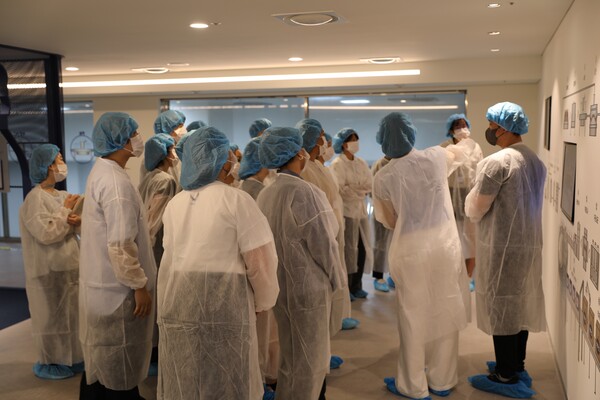 동아쏘시오그룹이 '제69회 국제약학대학생연합 세계총회'에 참석하는 약학대학생을 대상으로 현장 견학의 기회를 제공했다./동아쏘이오그룹 제공