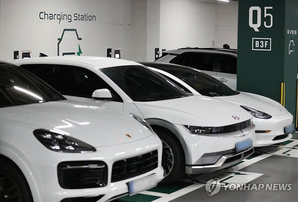 이달 초 인천 청라의 한 아파트에서 벤츠 전기차 화재 사고가 발생한 후 소비자 사이 '전기차 포비아'가 확산됨에 따라 자동차 회사들이 잇딴 전기차 가격 할인에 나섰다./사진=연합뉴스