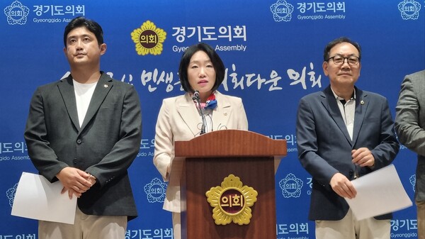 이혜원 수석대변인은 “임기 시작부터 의회와의 소통과 협치가 제자리걸음”이라고 비판하고 1410만 도민을 대신해 “뜬 구름 잡는 정책이 아닌 도민 경제 살리기에 집중할 것”을 김동연 지사에게 명령했다./ 김두일 기자