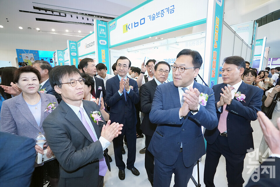 김병환 금융위원장, 조용병 전국은행연합회장, 윤한홍 국회 정무위원회 위원장 등 내빈들이 21일 오전 서울 동대문디자인플라자에서 열린 2024 금융권 공동채용 박람회 개막식서 부스를 둘러보고 있다. /최대성 기자 dpdaesung@sporbiz.co.kr 2024.08.21. 