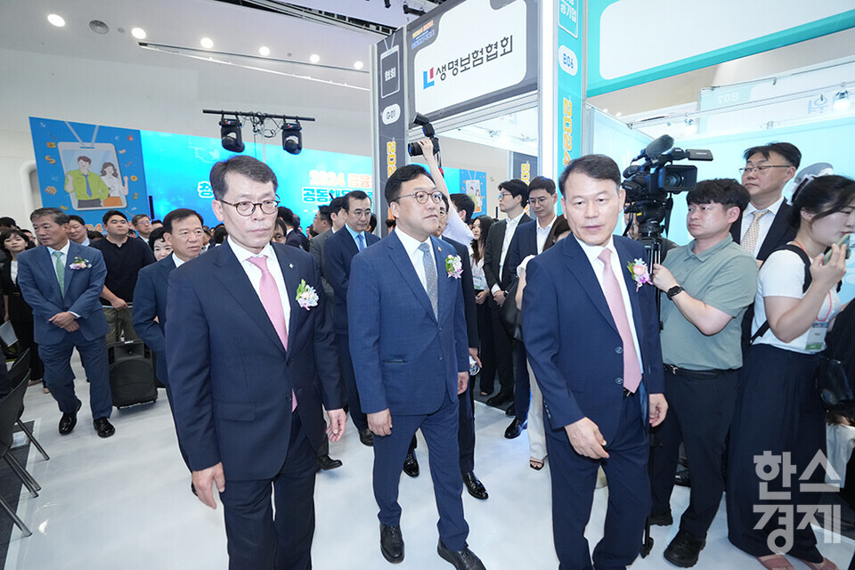 김병환 금융위원장, 조용병 전국은행연합회장, 윤한홍 국회 정무위원회 위원장 등 내빈들이 21일 오전 서울 동대문디자인플라자에서 열린 2024 금융권 공동채용 박람회 개막식서 부스를 둘러보고 있다. /최대성 기자 dpdaesung@sporbiz.co.kr 2024.08.21. 
