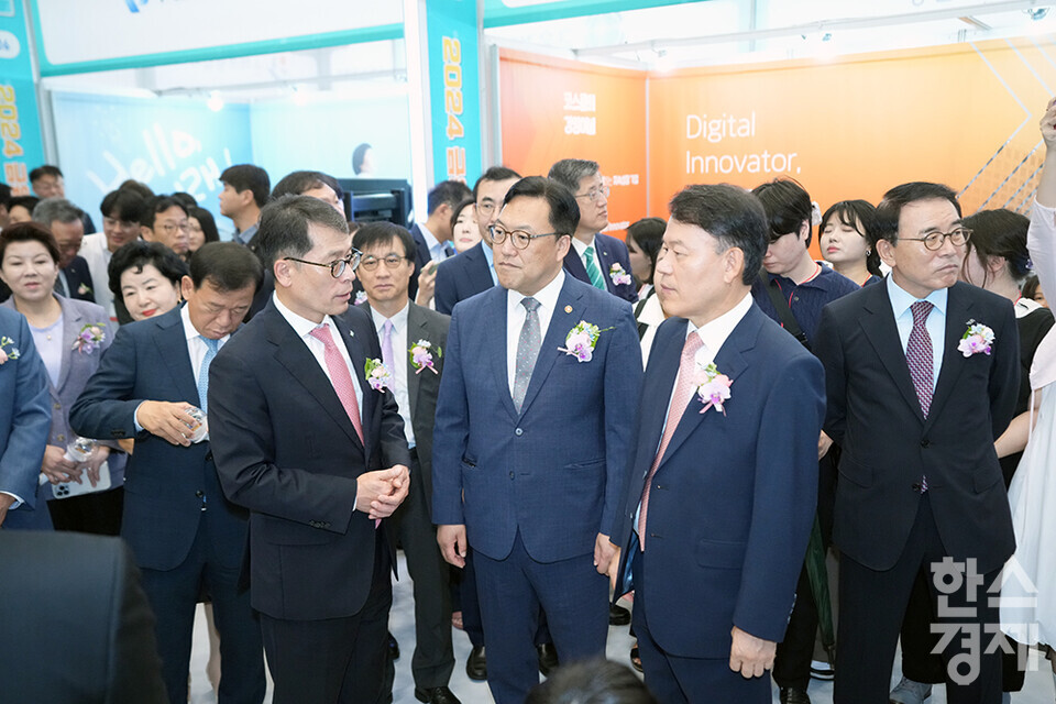 김병환 금융위원장, 조용병 전국은행연합회장, 윤한홍 국회 정무위원회 위원장 등 내빈들이 21일 오전 서울 동대문디자인플라자에서 열린 2024 금융권 공동채용 박람회 개막식서 부스를 둘러보고 있다. /최대성 기자 dpdaesung@sporbiz.co.kr 2024.08.21. 