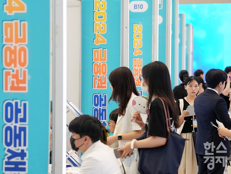21일 오전 서울 동대문디자인플라자에서 2024 금융권 공동채용 박람회가 열리고 있다. 많은 관람객들이 부스를 둘러보고 있다. /최대성 기자 dpdaesung@sporbiz.co.kr 2024.08.21.
