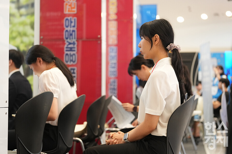 21일 오전 서울 동대문디자인플라자에서 2024 금융권 공동채용 박람회가 열리고 있다. 채용 면접을 기다리는 한 관람객이 손을 맞잡고 호흡을 고르고 있다. /최대성 기자 dpdaesung@sporbiz.co.kr 2024.08.21.