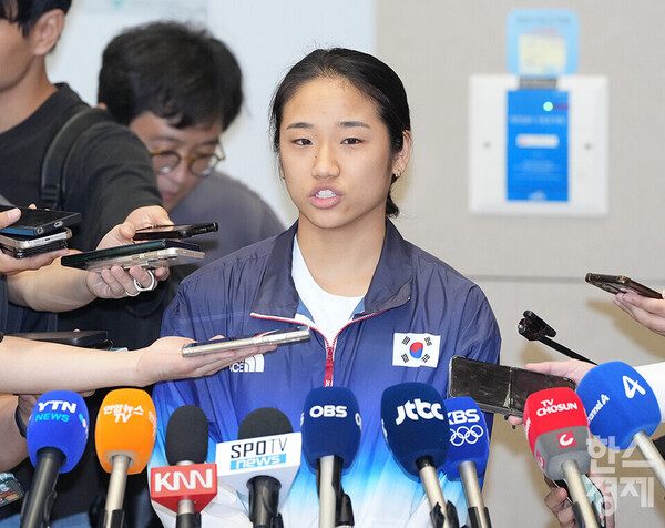 2024 파리 올림픽 배드민턴 여자 단식에서 금메달을 획득한 안세영이 7일 오후 인천국제공항 2터미널 입국장을 통해 귀국한 후 인터뷰를 하고 있다. /최대성 기자