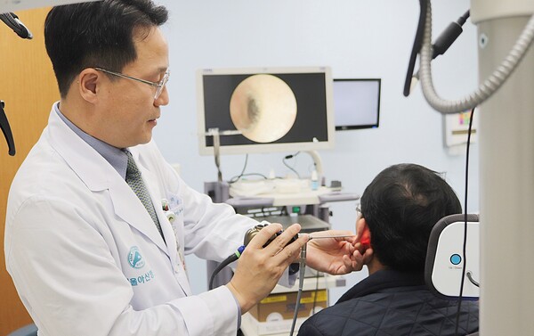 박홍주 서울아산병원 이비인후과 교수가 고도난청 환자를 진료하고 있다./서울아산병원 제공