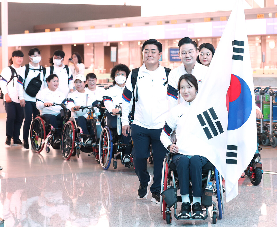 2024 파리 패럴림픽에 출전하는 대한민국 선수단의 펜싱 조은혜(앞)와 배동현 선수단장 등이 21일 오전 인천국제공항에서 출국하고 있다. /연합뉴스