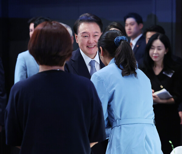 윤석열 대통령이 22일 서울 한 호텔에서 열린 '2024 파리올림픽 선수단 격려 행사'에서 배드민턴 금메달리스트 안세영과 인사하고 있다. /연합뉴스