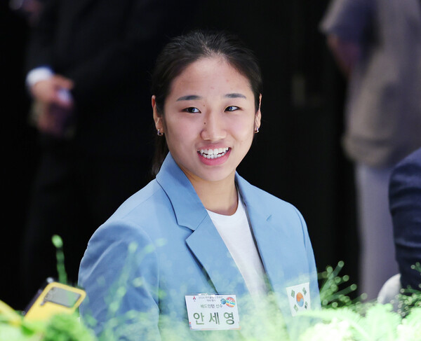 2024 파리올림픽 배드민턴 여자 단식 금메달리스트인 안세영이 22일 서울의 한 호텔에서 열린 '2024 파리올림픽 선수단 격려 행사'에 참석, 미소짓고 있다. /연합뉴스