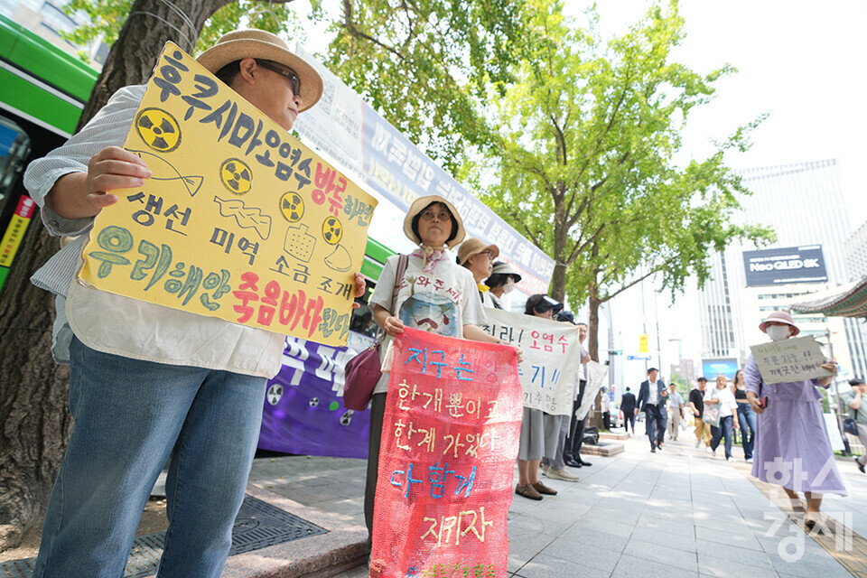 가톨릭기후행동 회원 및 시민들이 23일 서울시 광화문광장 인근에서 제 228차 금요기후행동을 진행하고 있다. /최대성 기자 dpdaesung@sporbiz.co.kr 2024.08.23.