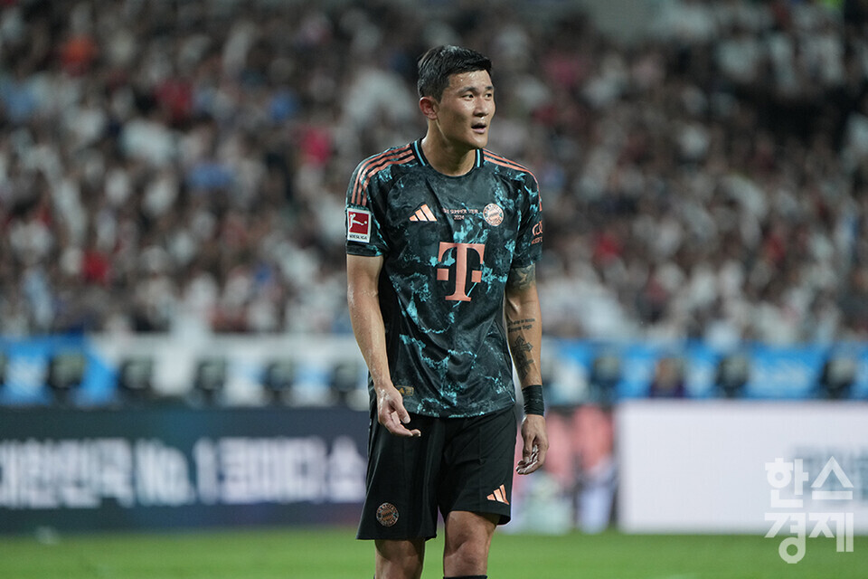 바이에른 뮌헨 김민재가 3일 오후 서울월드컵경기장에서 열린 쿠팡플레이 시리즈 2차전서 선수들을 바라보고 있다. /최대성 기자 dpdaesung@sporbiz.co.kr 2024.08.03.