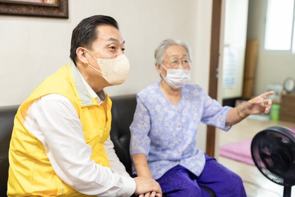 지난 21일 이재준 수원시장이 수원새빛돌봄 1년을 맞아 지역 내 새빛돌봄 이용 가구를 방문했다. / 수원시 제공 