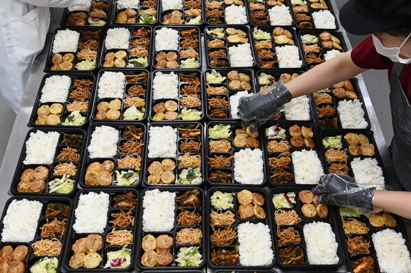 제공기관에서 수원새빛돌봄 식사배달 서비스를 위한 도시락을 만들고 있는 모습. / 수원시 제공 