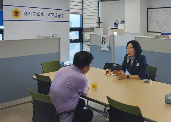 경기도의회 이혜원 의원이 양평상담소에서 지역구 주민의 민원 사항을 청취하고 논의하는 시간을 가졌다. / 경기도의회 제공