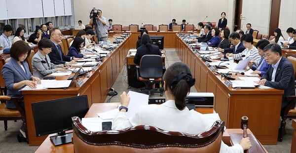 간호법안이 지난 27일 보건복지위원회 1소위원회 회의에서 통과되며 국회 본회의 합의 처리만을 앞두고 있다./ 연합뉴스 제공