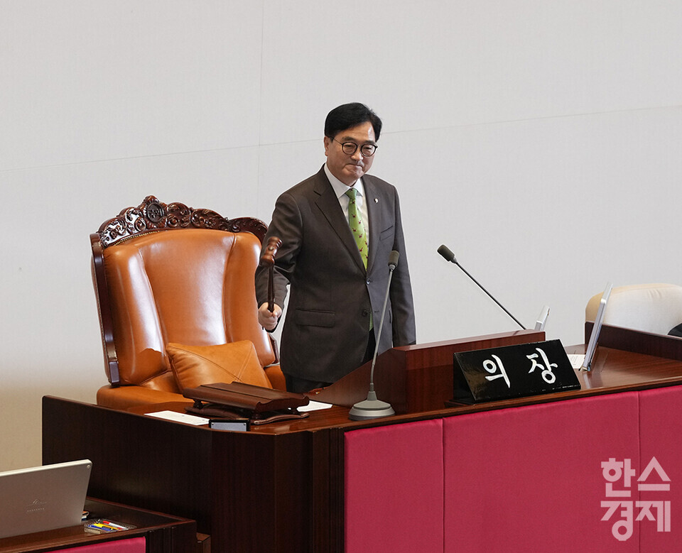 우원식 국회의장이 28일 오후 서울 여의도 국회에서 열린 제417회 국회(임시회) 제2차 본회의에서 의사봉을 두드리고 있다. /최대성 기자 dpdaesung@sporbiz.co.kr 2024.08.28.