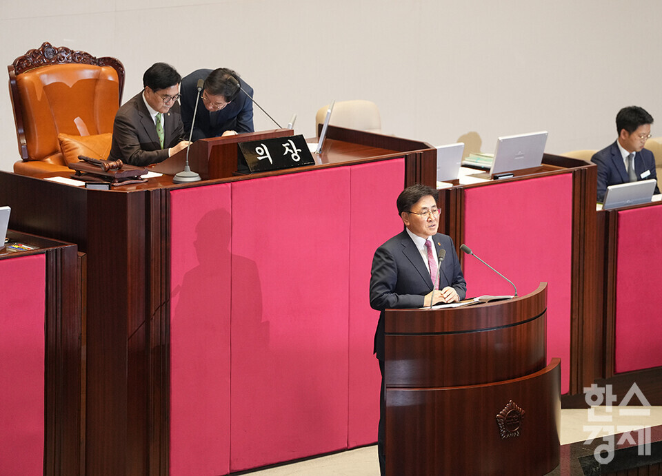 유상임 과학기술정보통신부장관이 28일 오후 서울 여의도 국회에서 열린 제417회 국회(임시회) 제2차 본회의에서 신임 국무위원 인사를 하고 있다. /최대성 기자 dpdaesung@sporbiz.co.kr 2024.08.28.