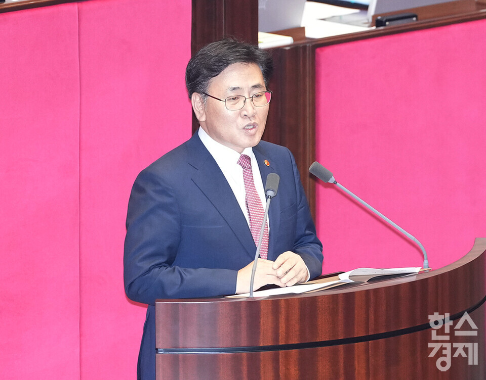 유상임 과학기술정보통신부장관이 28일 오후 서울 여의도 국회에서 열린 제417회 국회(임시회) 제2차 본회의에서 신임 국무위원 인사를 하고 있다. /최대성 기자 dpdaesung@sporbiz.co.kr 2024.08.28.