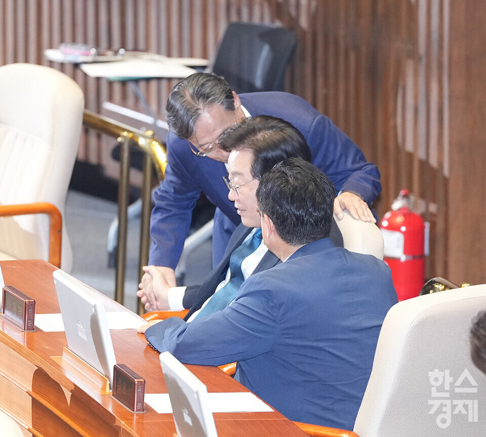 이재명 더불어민주당 대표가 28일 오후 서울 여의도 국회에서 열린 제417회 국회(임시회) 제2차 본회의에서 의원들과 이야기를 나누곷 있다. /최대성 기자 dpdaesung@sporbiz.co.kr 2024.08.28.