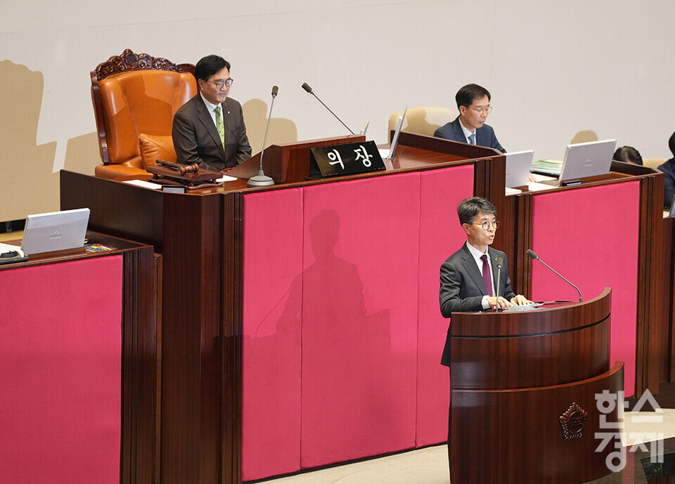 김완섭 환경부장관이 28일 오후 서울 여의도 국회에서 열린 제417회 국회(임시회) 제2차 본회의에서 신임 국무위원 인사를 하고 있다. /최대성 기자 dpdaesung@sporbiz.co.kr 2024.08.28.