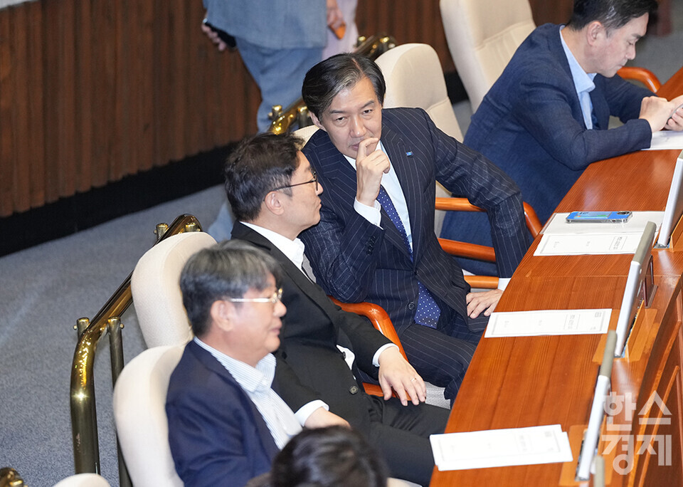 조국 조국혁신당 대표가 28일 오후 서울 여의도 국회에서 열린 제417회 국회(임시회) 제2차 본회의에서 박범계 의원과 이야기를 나누고 있다. /최대성 기자 dpdaesung@sporbiz.co.kr 2024.08.28.