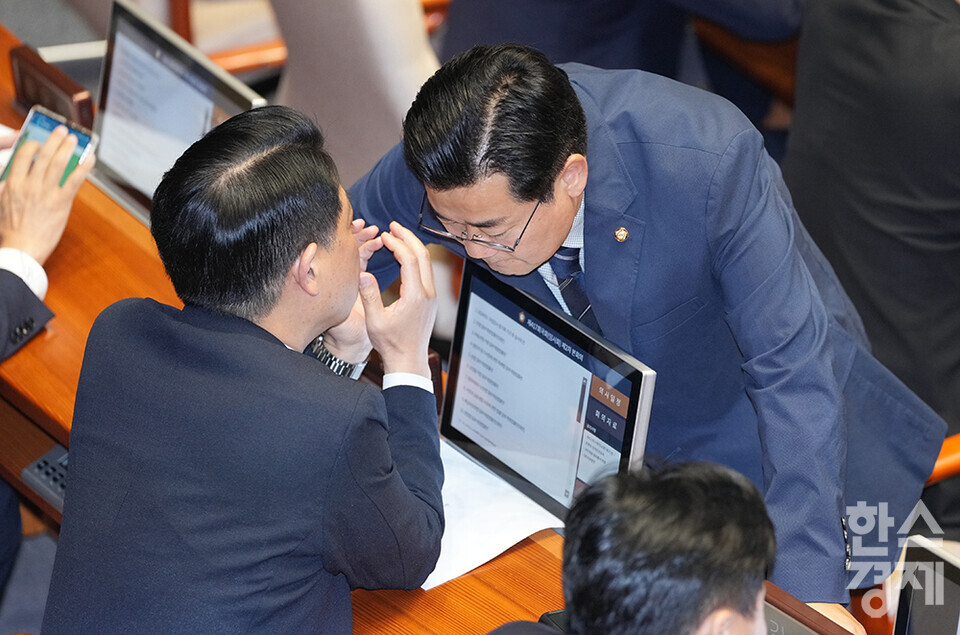 박찬대 더불어민주당 원내대표가 28일 오후 서울 여의도 국회에서 열린 제417회 국회(임시회) 제2차 본회의에서 김영호 더불어민주당 의원과 이야기를 나누고 있다. /최대성 기자 dpdaesung@sporbiz.co.kr 2024.08.28.