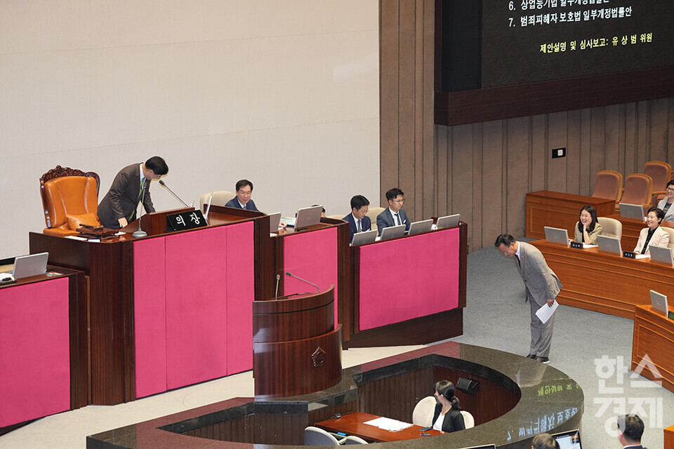 유상범 국민의힘 의원이 28일 오후 서울 여의도 국회에서 열린 제417회 국회(임시회) 제2차 본회의에서 제안설명 및 심사보고에 앞서 우원식 국회의장에게 인사를 하고 있다. /최대성 기자 dpdaesung@sporbiz.co.kr 2024.08.28.