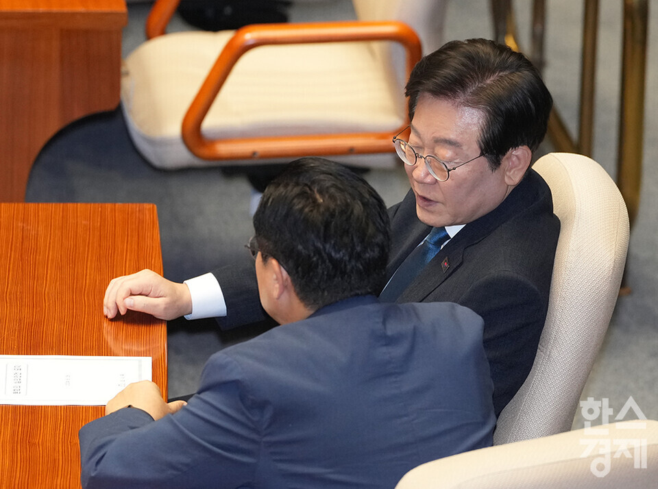 이재명 더불어민주당 대표가 28일 오후 서울 여의도 국회에서 열린 제417회 국회(임시회) 제2차 본회의에서 의원들과 이야기를 하고 있다. /최대성 기자 dpdaesung@sporbiz.co.kr 2024.08.28.