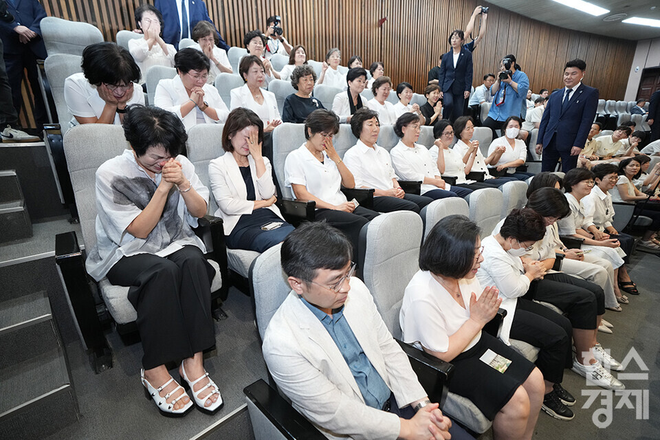 28일 오후 서울 여의도 국회에서 제417회 국회(임시회) 제2차 본회의가 열리고 있다. 간호법 제정안이 가결되자 대한간호협회 소속 회원들이 눈물을 흘리고 있다. /최대성 기자 dpdaesung@sporbiz.co.kr 2024.08.28.