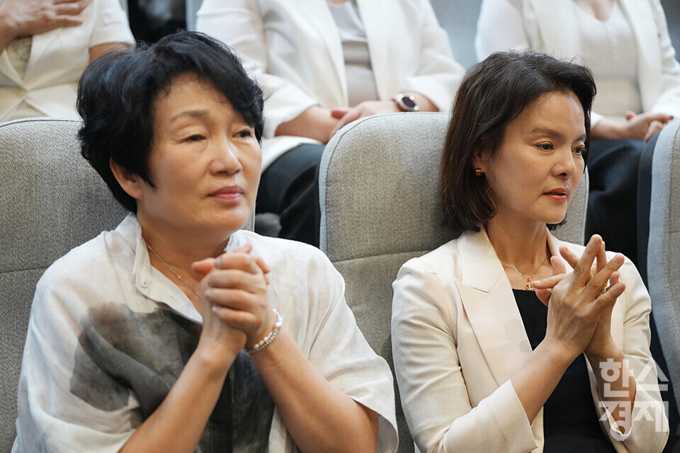 28일 오후 서울 여의도 국회에서 제417회 국회(임시회) 제2차 본회의가 열리고 있다. 간호법 제정안 투표를 앞두고 대한간호협회 소속 회원들이 손을 맞잡고 있다. /최대성 기자 dpdaesung@sporbiz.co.kr 2024.08.28.