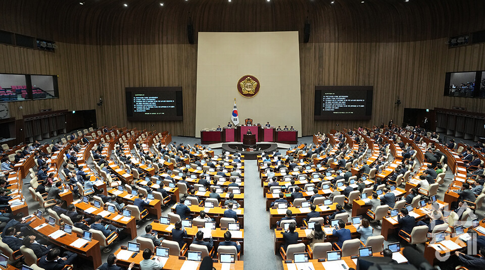 28일 오후 서울 여의도 국회에서 제417회 국회(임시회) 제2차 본회의가 열리고 있다. 간호법 제정안 투표를 앞두고 간호사들이 손을 맞잡고 있다. /최대성 기자 dpdaesung@sporbiz.co.kr 2024.08.28.