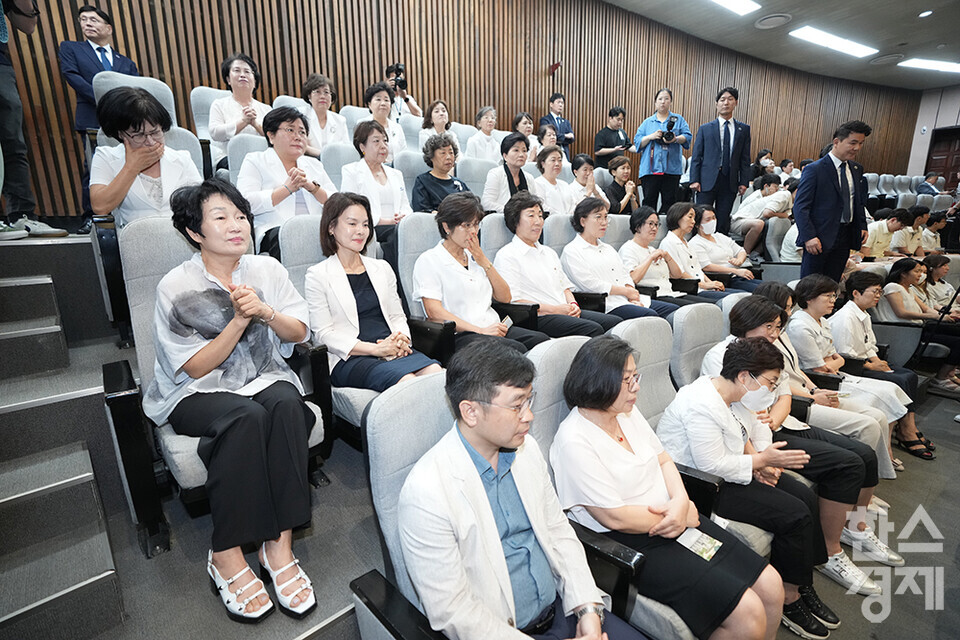 28일 오후 서울 여의도 국회에서 제417회 국회(임시회) 제2차 본회의가 열리고 있다. 간호법 제정안 투표를 앞두고 대한간호협회 소속 회원들이 손을 맞잡고 있다. /최대성 기자 dpdaesung@sporbiz.co.kr 2024.08.28.