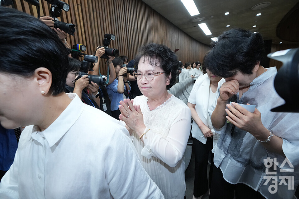 28일 오후 서울 여의도 국회에서 제417회 국회(임시회) 제2차 본회의가 열리고 있다. 간호법 제정안이 통과된 후 대한간호협회 소속 회원들이 상기된 표정으로 퇴장하고 있다. /최대성 기자 dpdaesung@sporbiz.co.kr 2024.08.28.