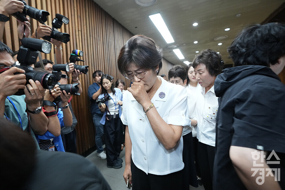 28일 오후 서울 여의도 국회에서 제417회 국회(임시회) 제2차 본회의가 열리고 있다. 간호법 제정안이 통과된 후 대한간호협회 소속 회원들이 상기된 표정으로 퇴장하고 있다. /최대성 기자 dpdaesung@sporbiz.co.kr 2024.08.28.