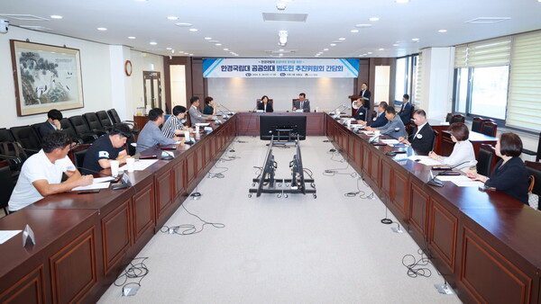 김보라 시장은 “지난 무더운 폭염 날씨에도 각종 행사장을 찾아 다니며, 열정적으로 서명운동을 펼쳐 주신 위원들께 감사하며, 추진위원회와 같이 안성시 지역발전 범시민운동을 시에서 지원할 수 있는 조례안 및 예산 지원방안을 적극 검토하겠다. 공공의대가 유치될 때까지 함께 노력하겠다.”고 전했다./안성시 제공