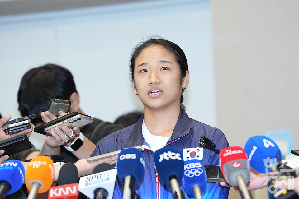 2024 파리 올림픽 배드민턴 여자단식에서 금메달을 획득한 안세영(삼성생명)이 7일 오후 인천국제공항 2터미널 입국장을 통해 귀국한 후 인터뷰를 하고 있다. /최대성 기자 dpdaesung@sporbiz.co.kr 2024.08.07.