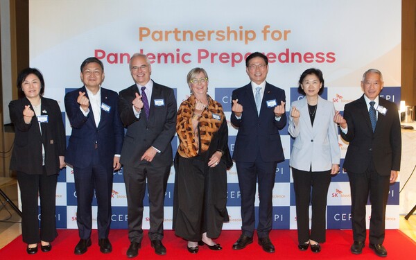 행사 주요 참석자들이 소중한 생명을 지키자는 의미로 손가락 하트 포즈와 함께 기념사진을 촬영하고 있다./SK바이오사이언스 제공