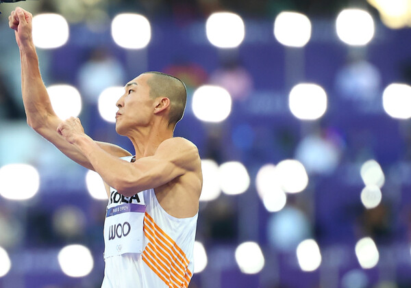 10일(현지시간) 프랑스 파리 스타드 드 프랑스에서 열린 2024 파리올림픽 육상 남자 높이뛰기 결선에 출전한 우상혁이 2m22 2차 시기에 도전하고 있다. /연합뉴스